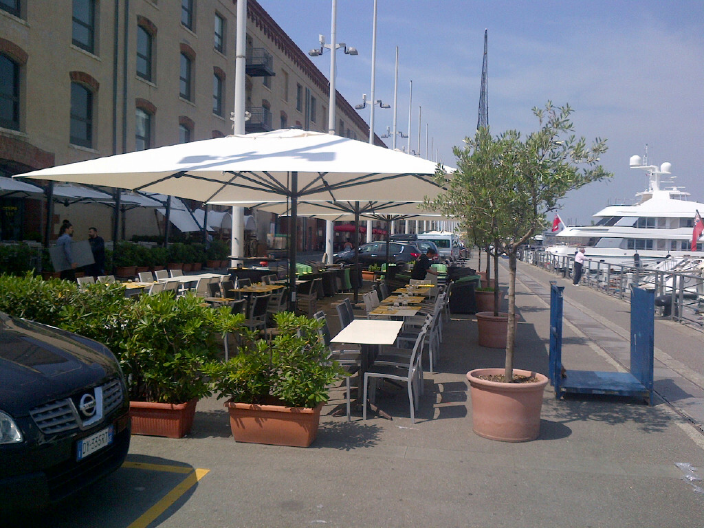 Upscale restaurant umbrella Capri Dark or Starwhite SCOLARO